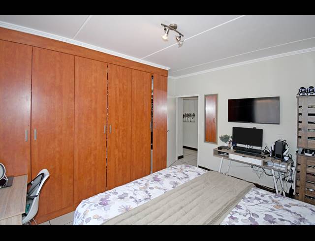 2 BEDROOM APARTMENT FOR SALE IN SUNNINGHILL